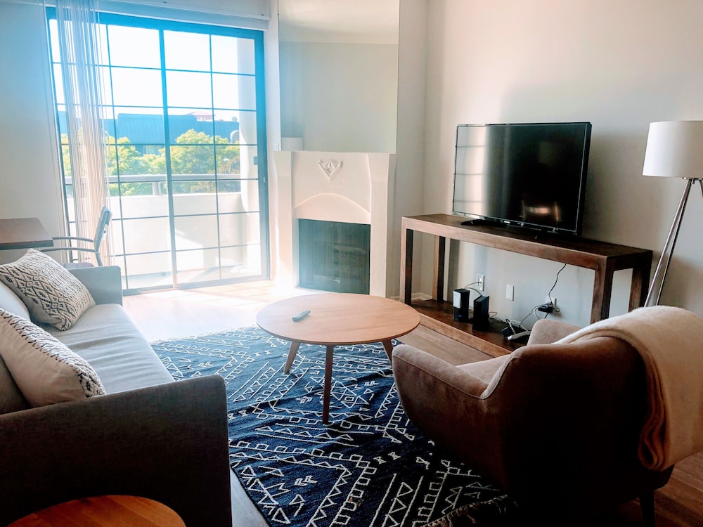 Luxury Suites - Heart of Beverly Hills