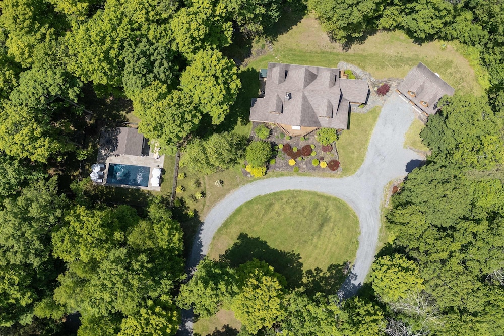 Luxury Private Estate w Pool Near Rhinebeck