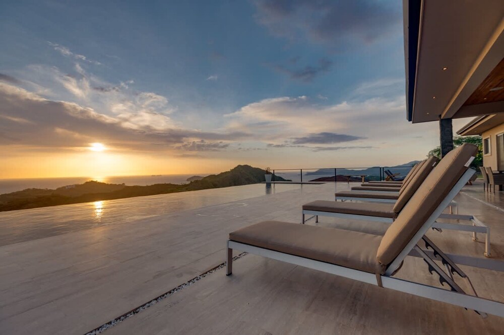 w Breathtaking 9BR Villa in Costa Rica