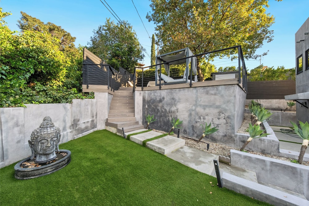 Farley Court - Stylish Hillside Residence With Stunning Views
