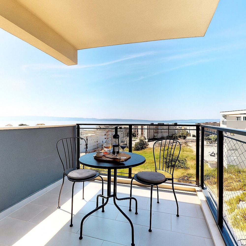 Mika's 2-Bedroom Seaview Flat & Parking