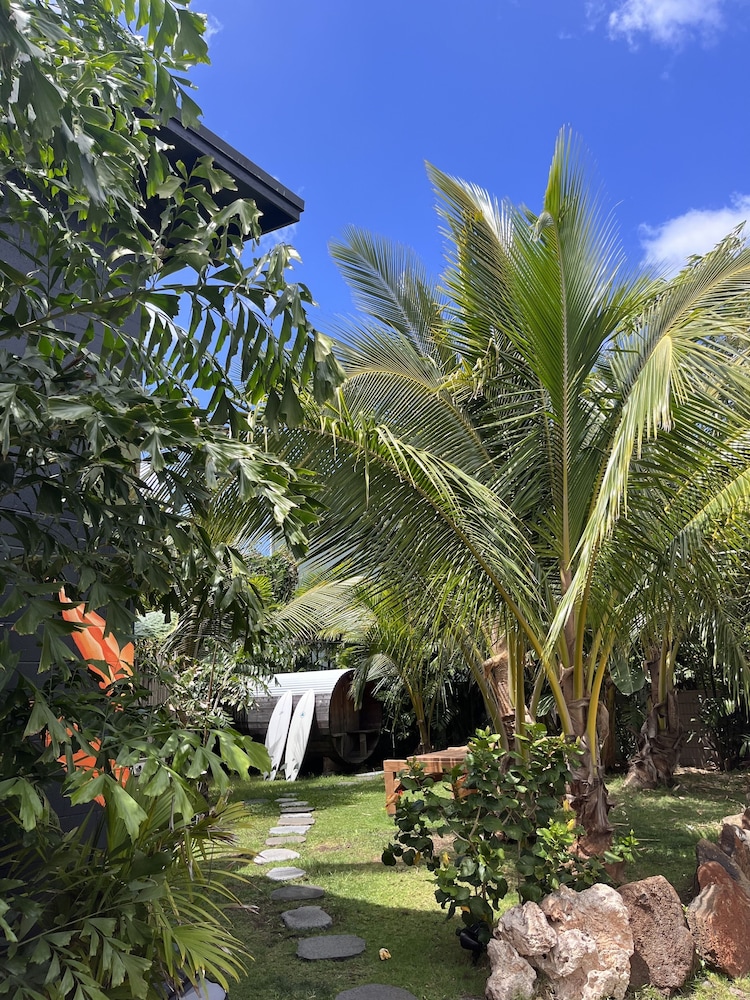 Akule Clubhouse: Awa 1 Bedroom Apt by the Beach 1 Condo by RedAwning