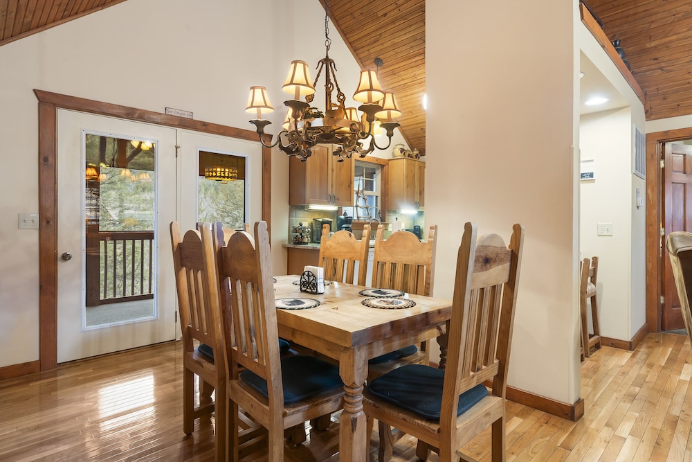 Creekside - 2 BDR Resort Cabin in Epic Location! view 5