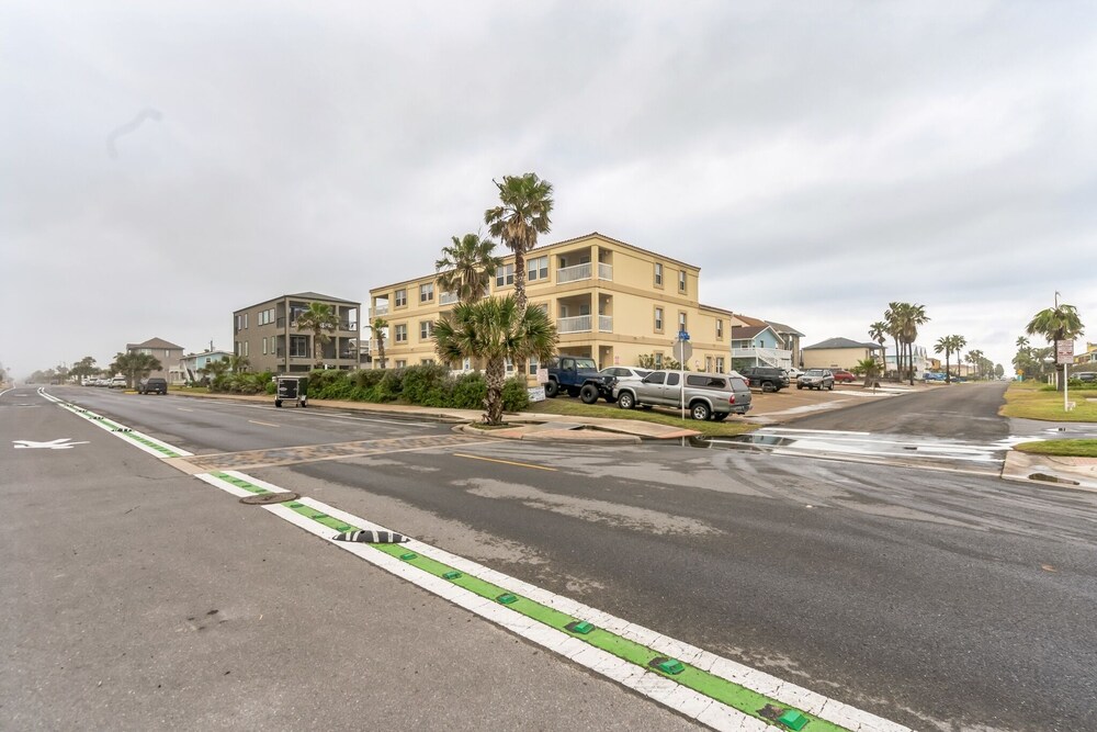 129 E Cora Lee Dr. #203 2 Bedroom Condo by RedAwning view 4