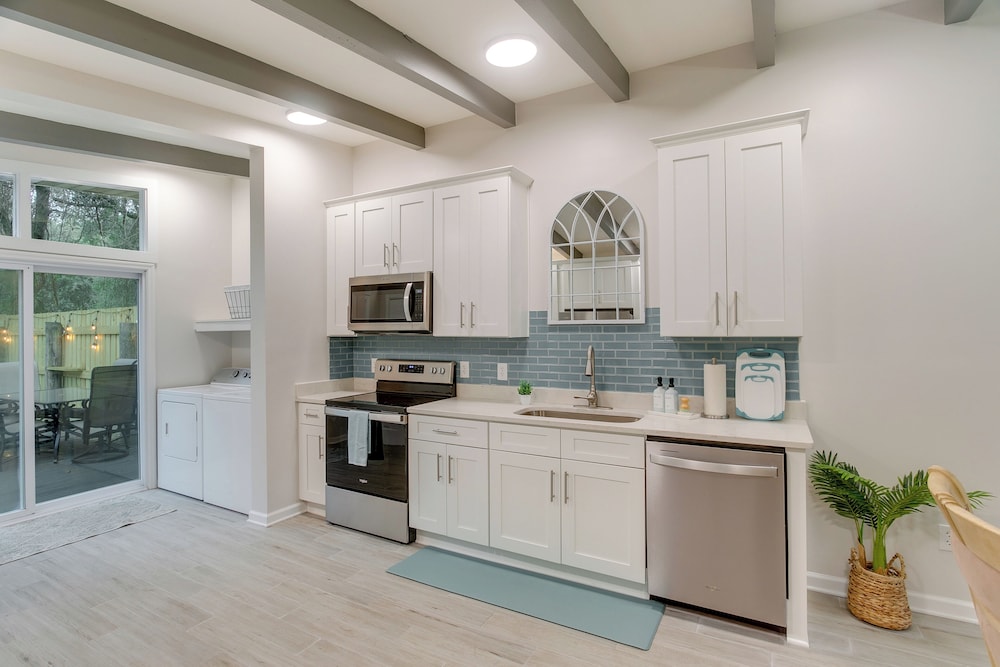 Bright Jekyll Island Home w/ Deck < 1 Mi to Beach