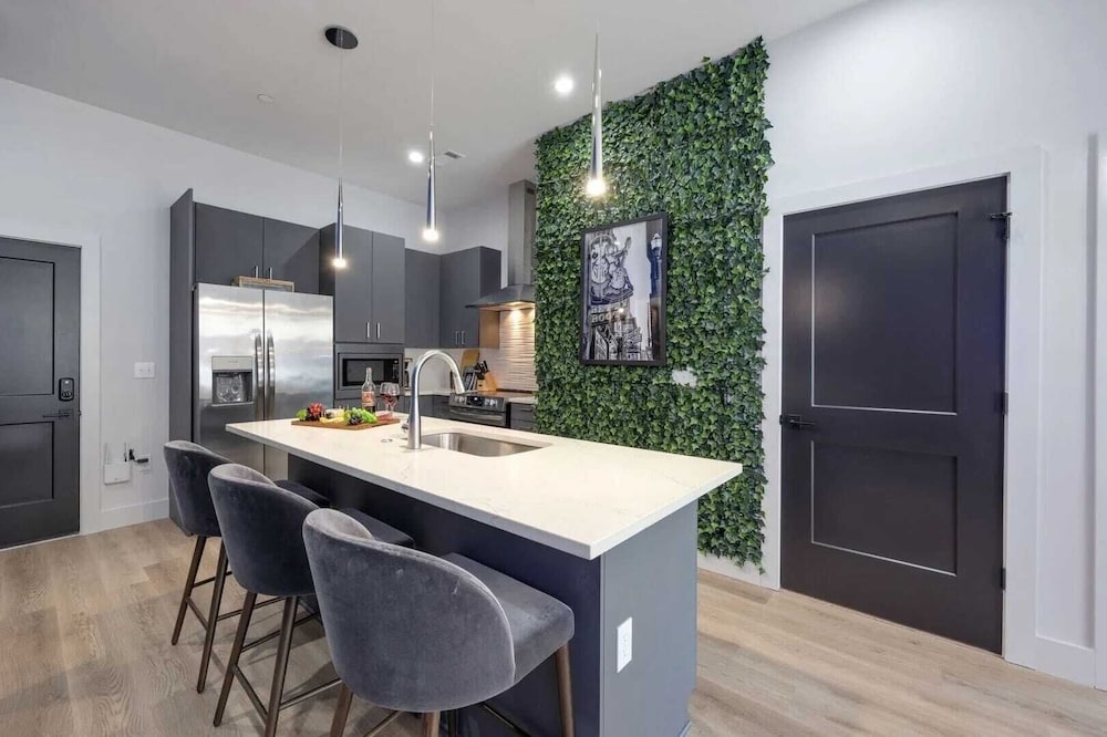 2 Modern Apartments in Heart of Midtown, Walkable Location Patio, Pool & Gym