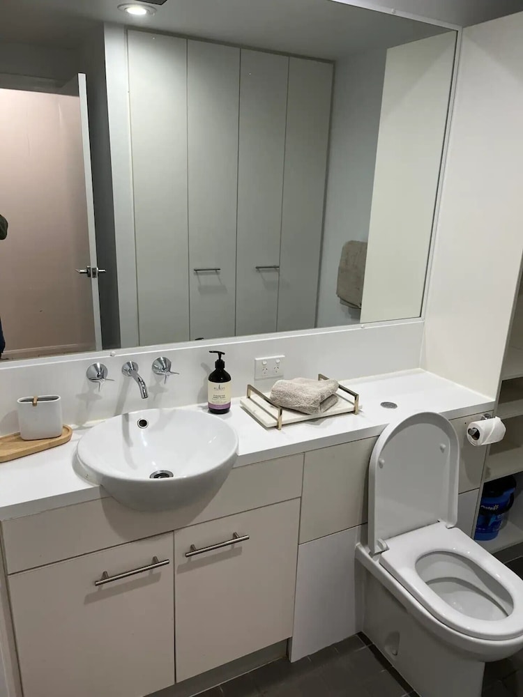 Open 1 Bedroom Apartment in Brisbane City view 3
