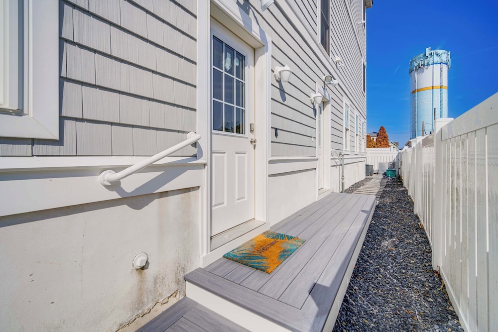 Walk to Beach: Spacious Condo in North Wildwood!