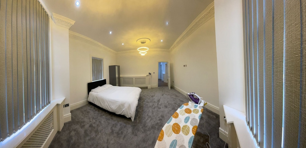 Immaculate 1-bed Lux Apartment in Wolverhampton view 2