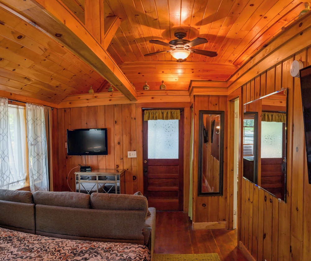 Hinckleys Dreamwood Cottages