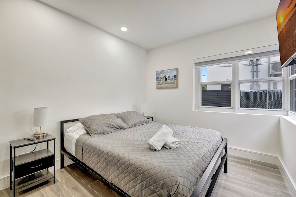 Sophisticated 2BR1BA Short Walk to Beach