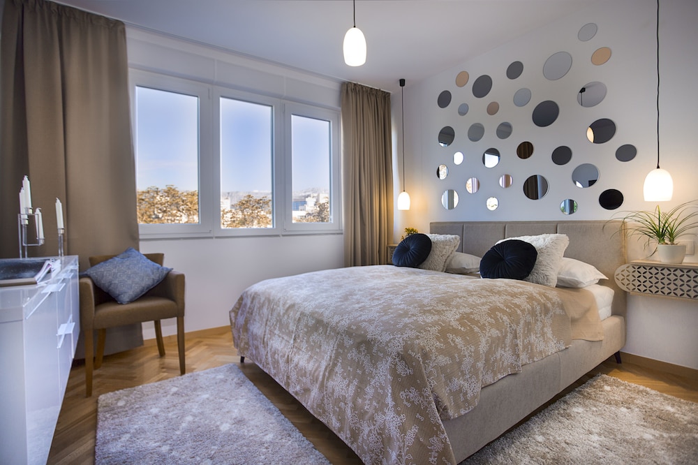 Deluxe City Center Blue Apartment