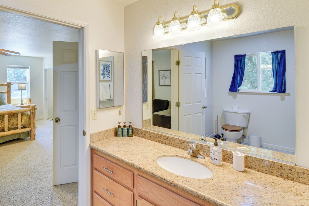 Gateway to Yosemite: Group-friendly Groveland Home
