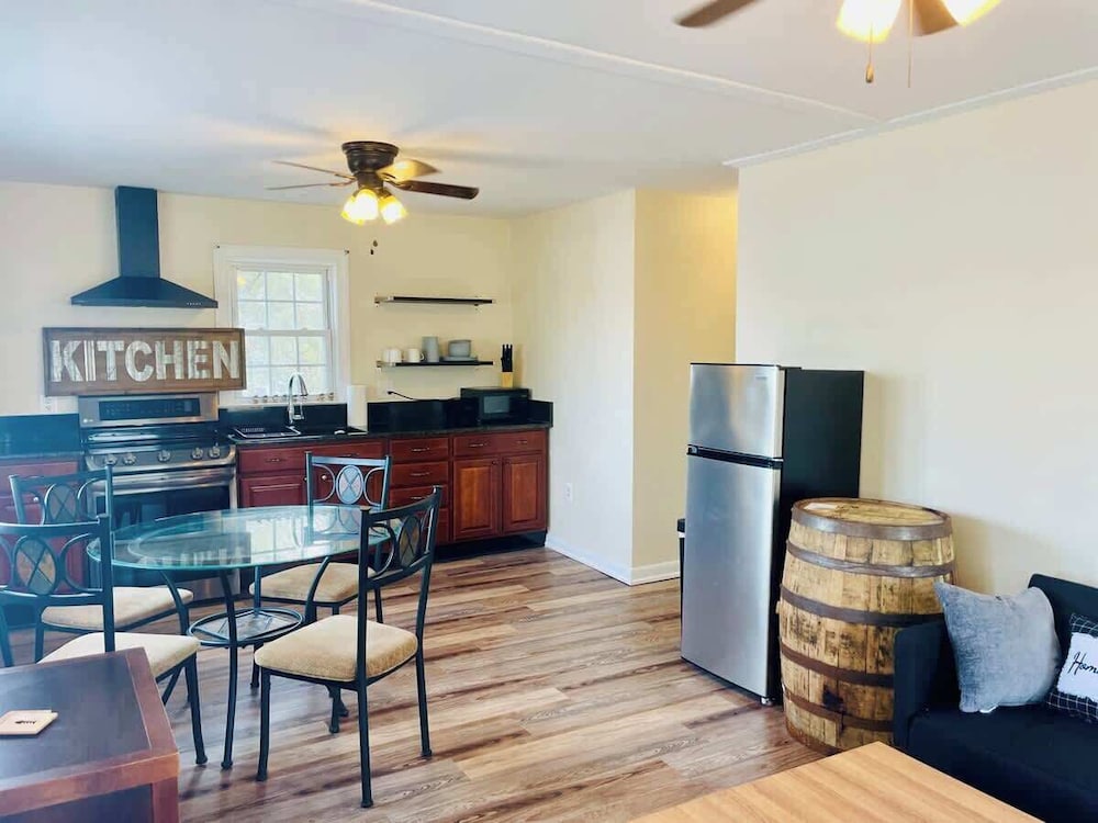 Waterfront Views With King Bed in Solomons Island