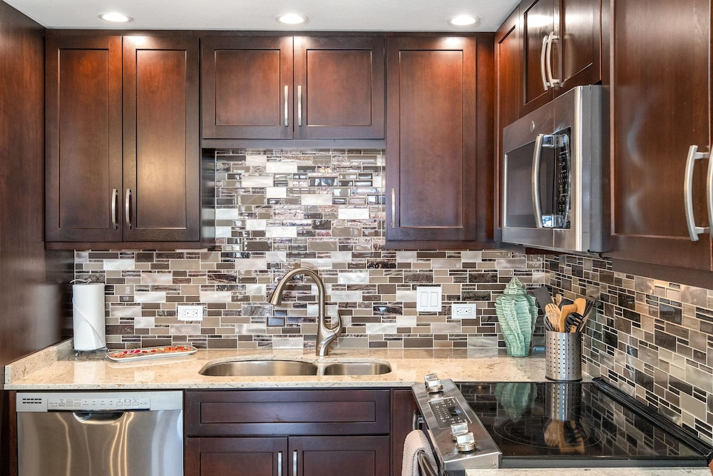 Kamaole Sands 3-406 - Modern Kitchen, Large Lanai, Enclosed Private MB, Split AC