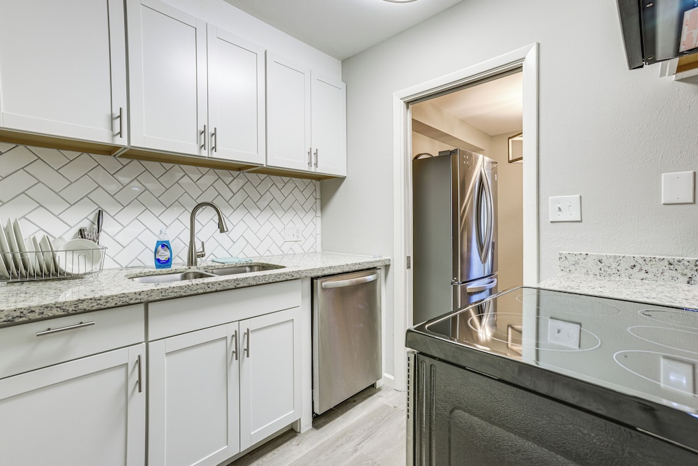 2 Mi to The Galleria: Uptown Houston Retreat!