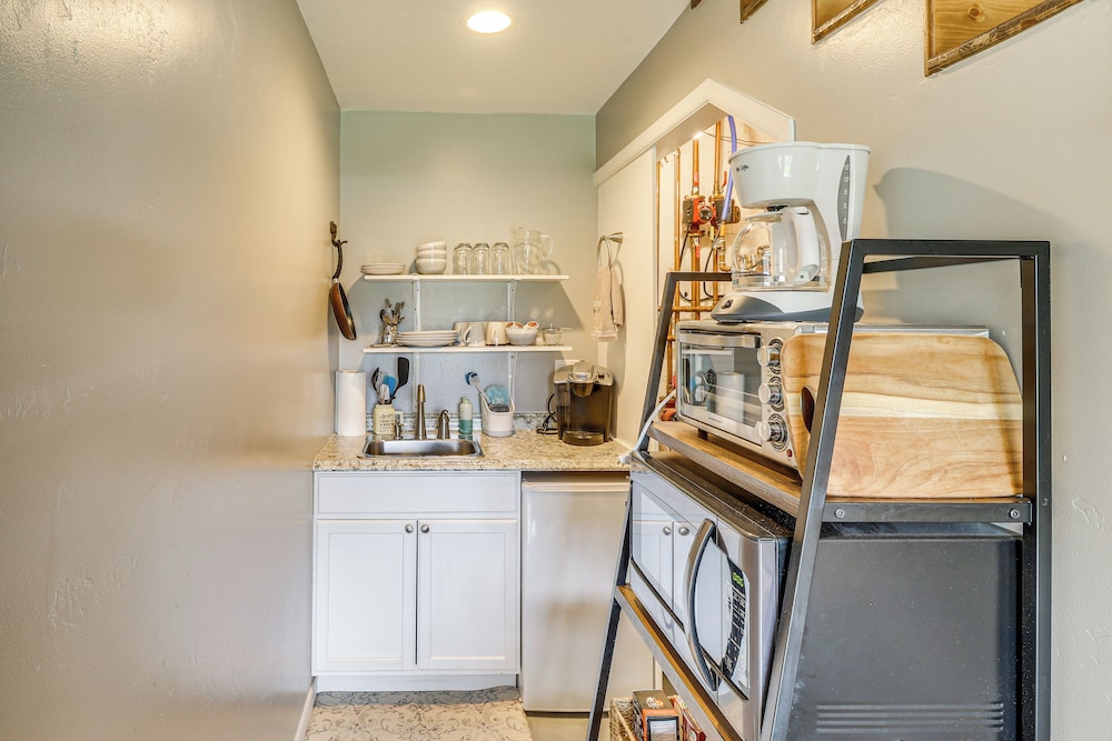 Mtn-view Eureka Apartment: Walk to Eateries!