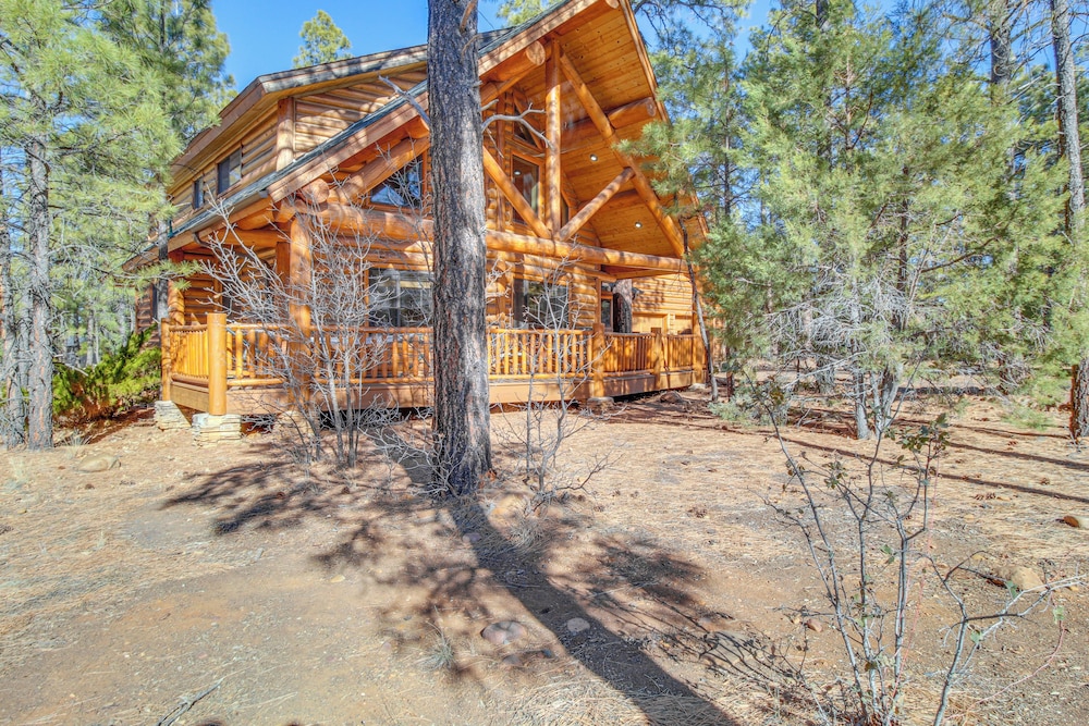Fire Pit: Cozy Winter Cabin, 45 Mi to Sunrise Park