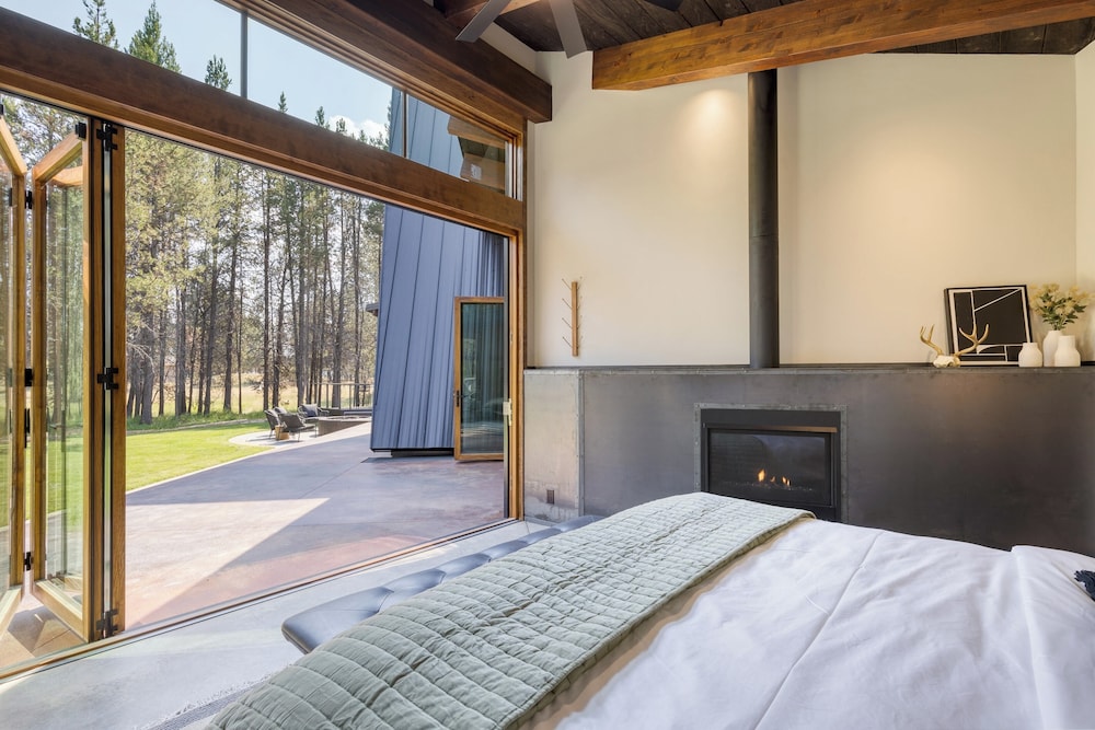Lazy River Glamp-house by Avantstay Newly Built, Luxe Indoor-outdoor Living