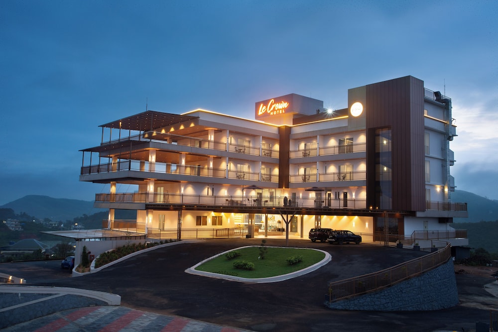 Le Crown Hotel