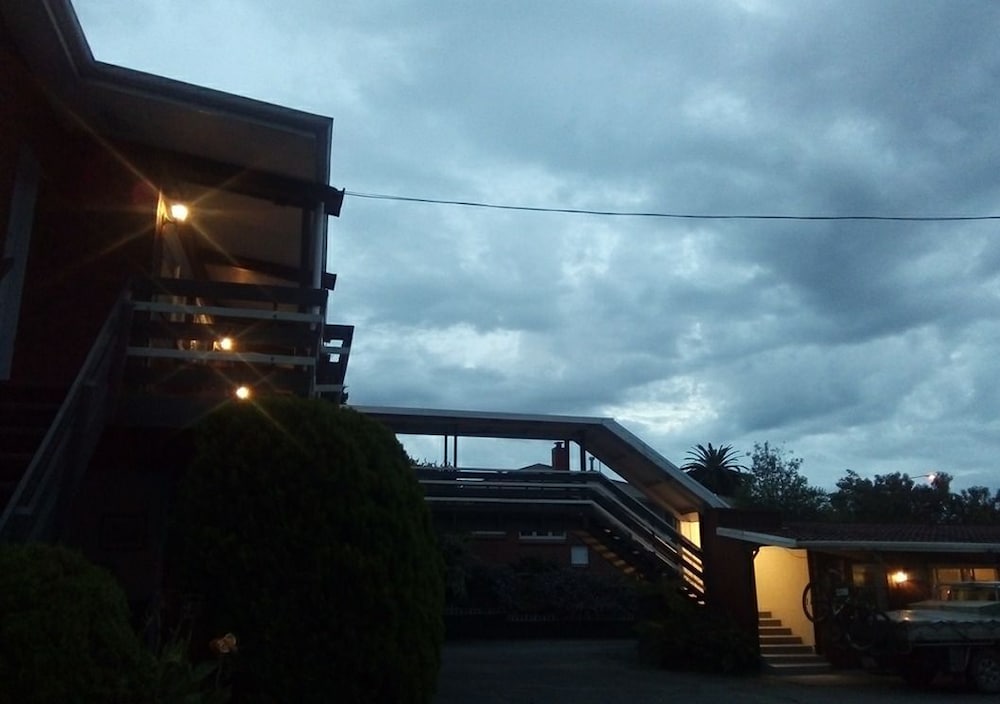 Redwood Lodge Motel