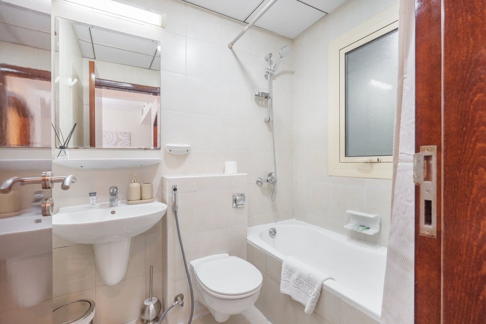 1 Bedroom Apartment With a City View and Sleeps 4