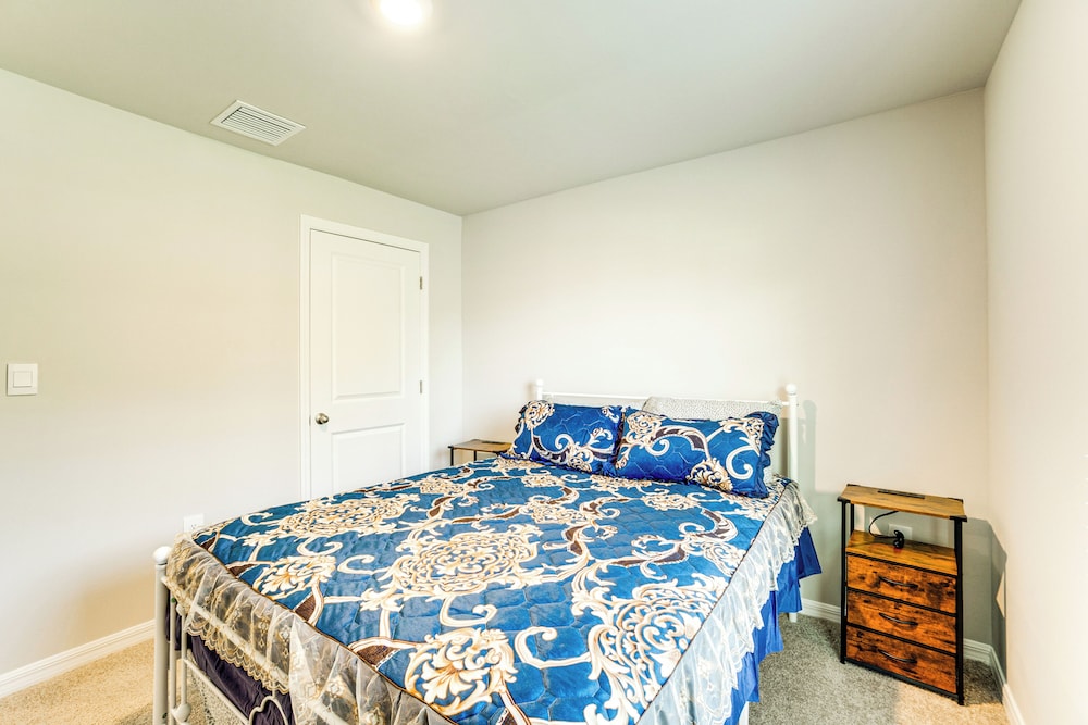 3 Mi to Port Charlotte Beach Park: Home w/ Patio!