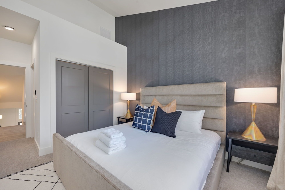 Elevate - Modern Luxury - Stunning City Views