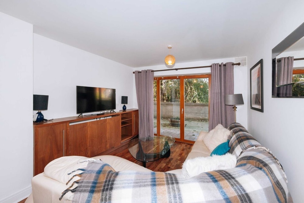 Exhilarating 2BD Flat With Outdoor Patio, Dublin!