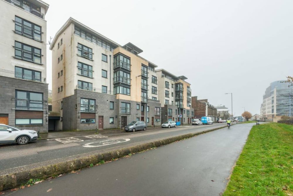 Elegant 4 Bedroom Maisonette Near Wardie Bay view 3