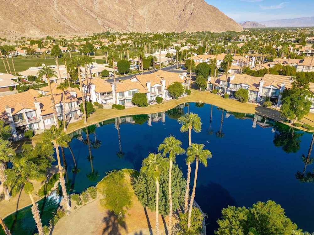 Cozy Lakeside Retreat in PGA West Bbq Scenic Views