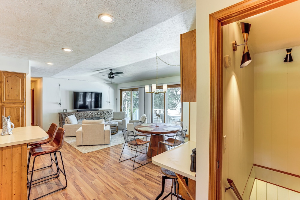 Waterfront Home on Duck Lake: 8 Mi to State Park!
