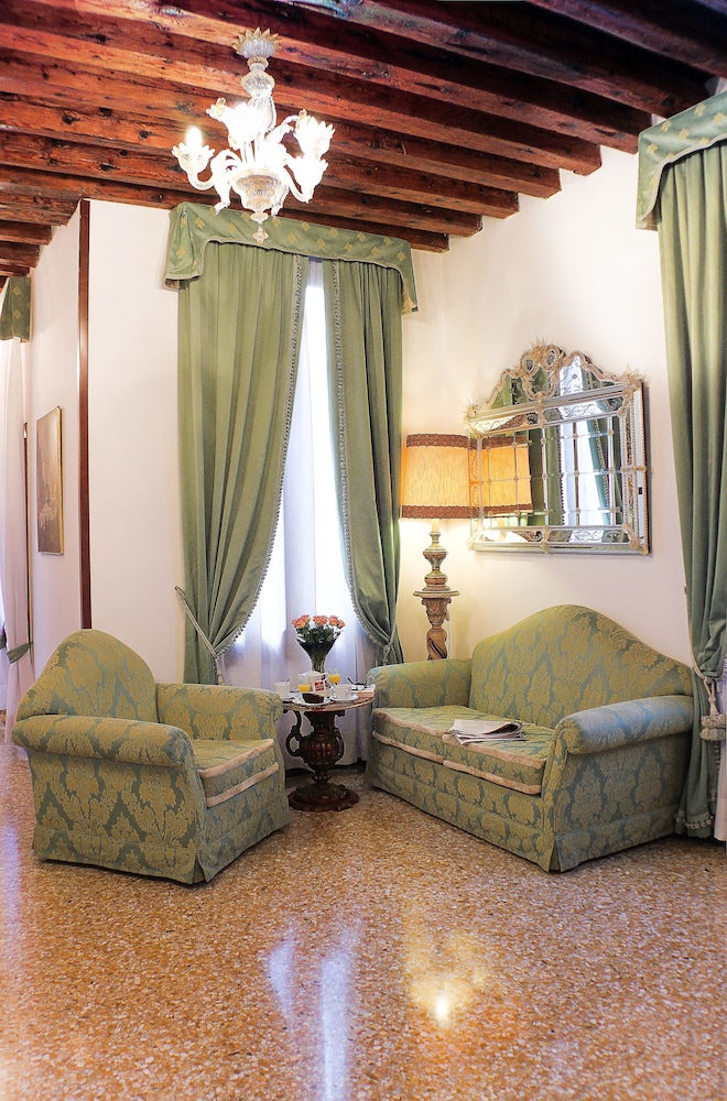 Apostoli Palace