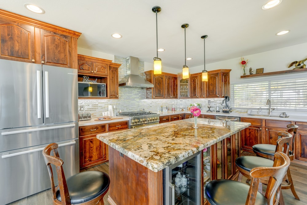 Spacious Arizona Escape - Pool, Hot Tub & Fire Pit