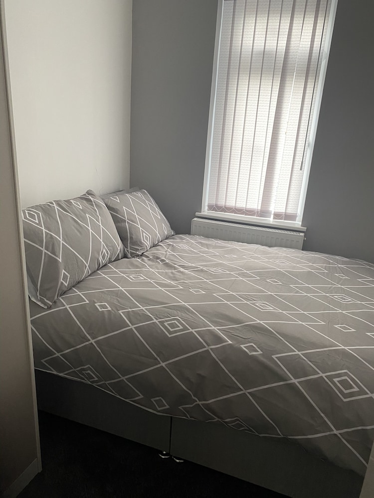 Large 3 bed House Sleep 10 Anfield Liverpool view 4