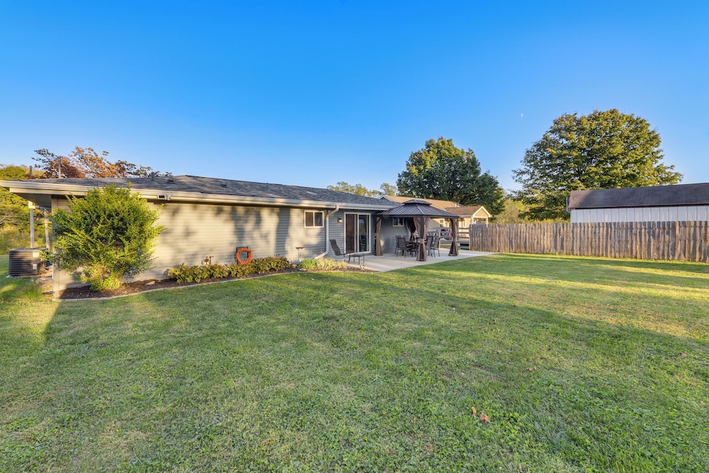 1/2 Mi to Creation Museum: Home w/ Large Yard!