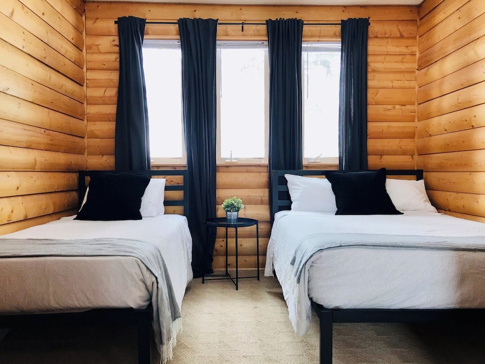 Smokey Hollow Motel & Resort