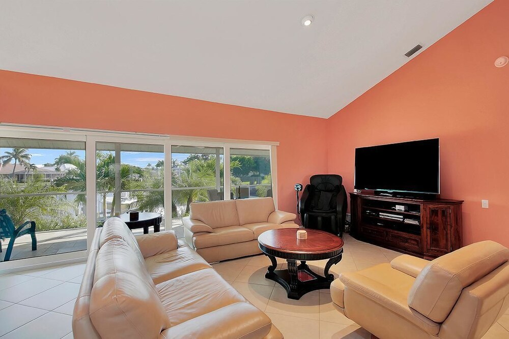 WH1074 3 Bedroom Holiday Home by Marco Naples Vacation Homes
