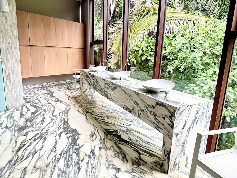 Luxury 2BR Bolongo Ocean View Private Beach