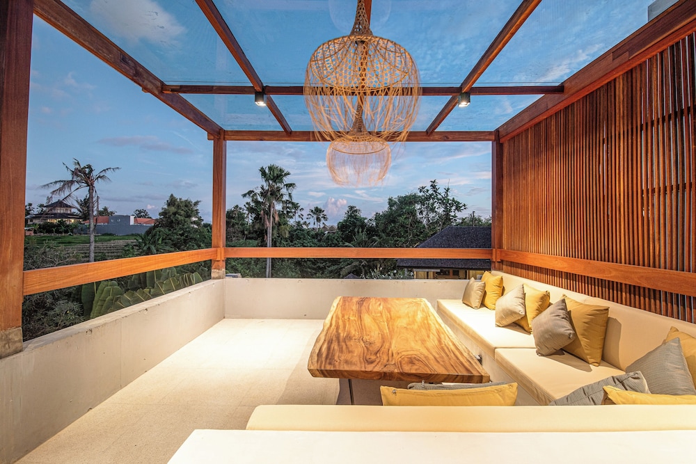 Modern 4BR Canggu Retreat Just 8mins to the Beach