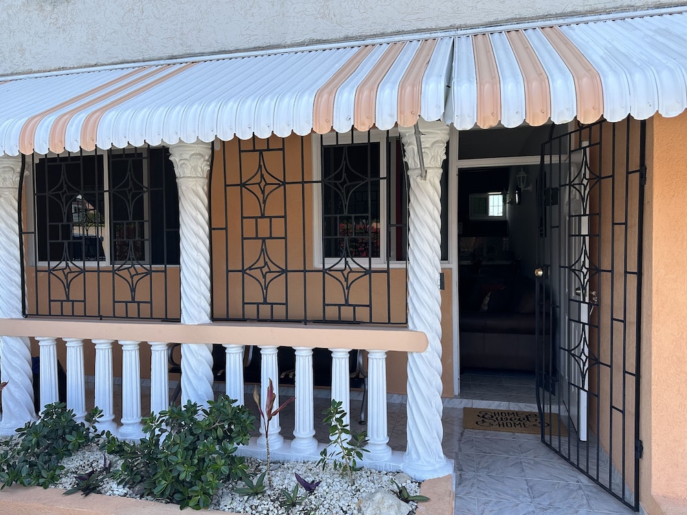 Hotel Remarkable 1-bed Apartment in Montego Bay - Image 1