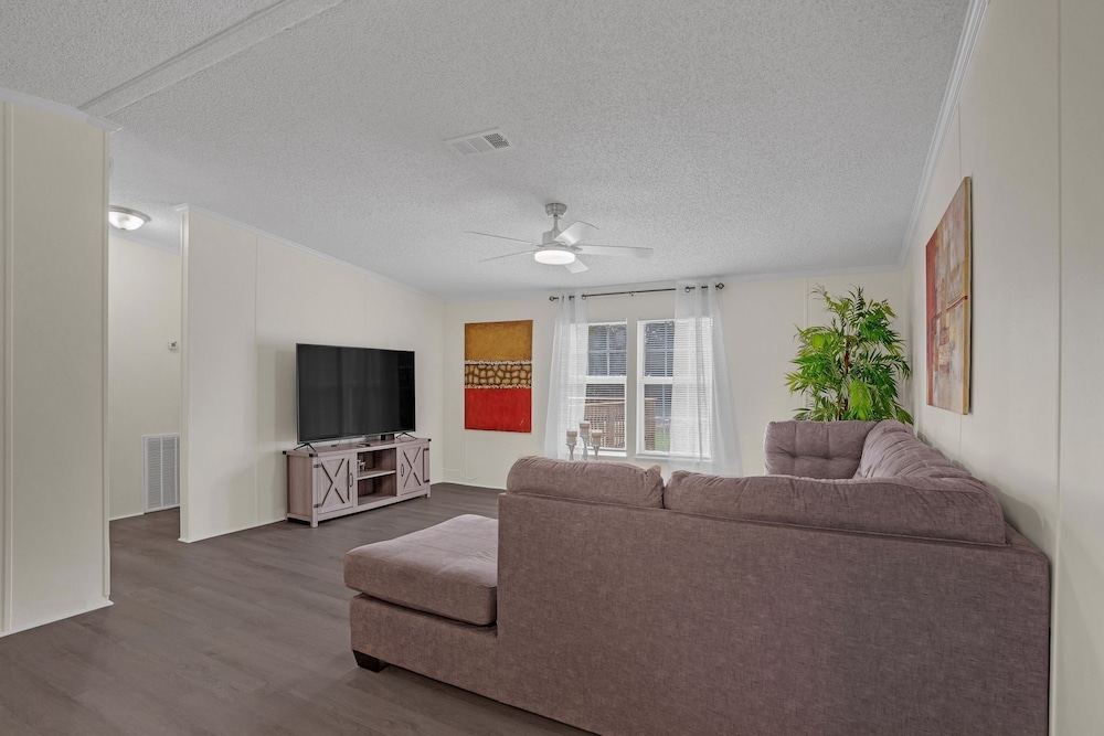 Relaxing 4br Hideaway In Groveland 4 Bedroom Cottage by RedAwning - Property Image 1