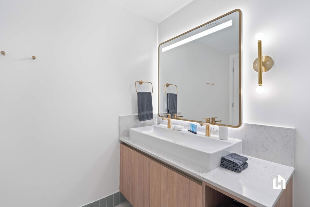 Stylish Apartments with Partial Ocean Views in Downtown