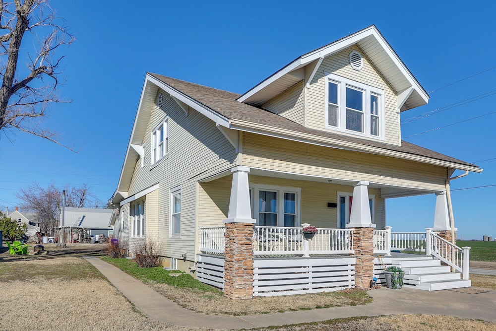 5 Mi to Marion Reservoir: Wizard of Oz-themed Home