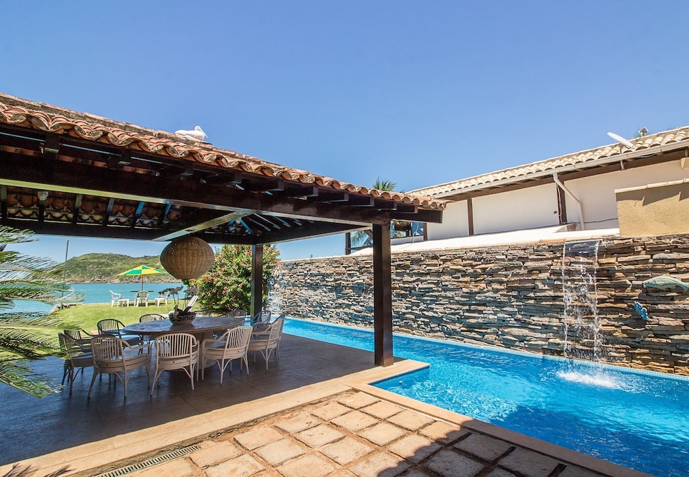 Casa com Cinco Quartos Pé na Areia