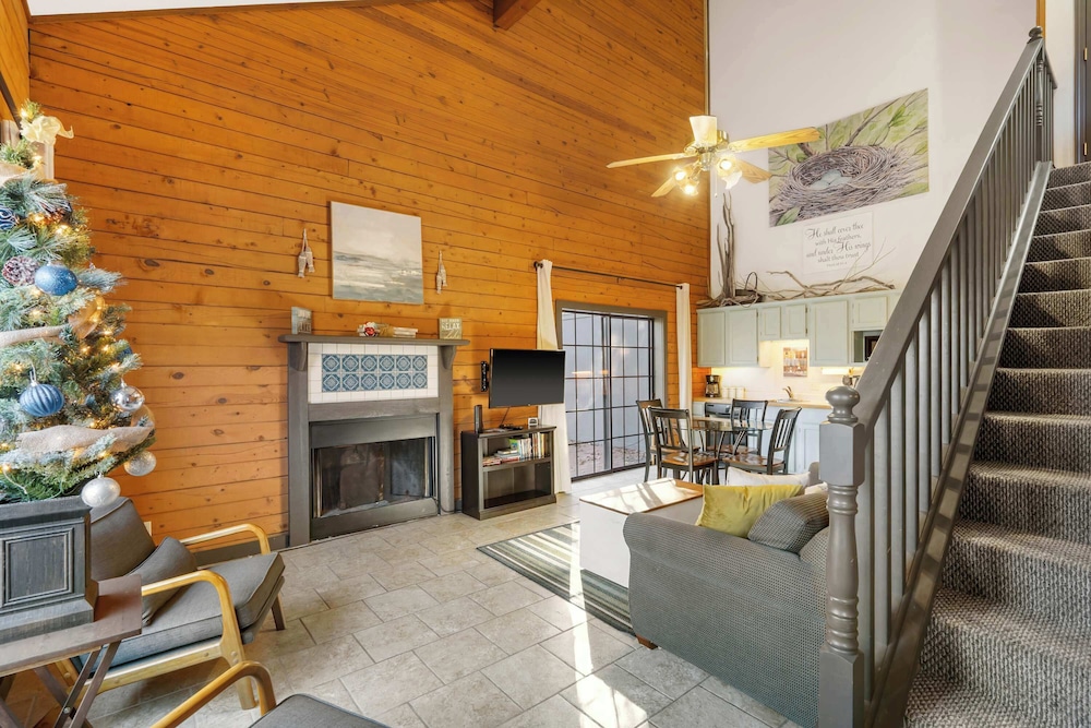 Rustic Shore Cabin Stay for 6