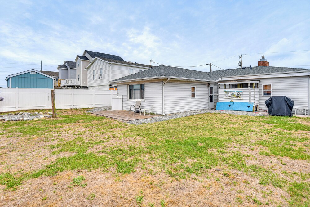< 1/2 Mi to Beach Access + Pier: OBX Getaway