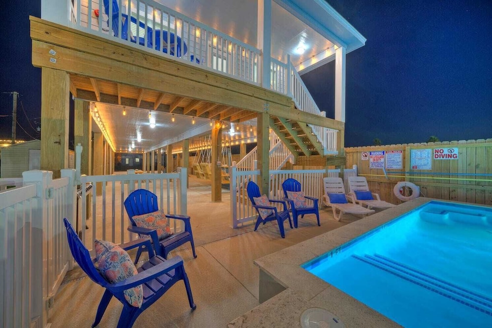 Sleeps 16 2 Homes, Priv Pool, Ping-pong 1block to Alister St. Shops & Dining