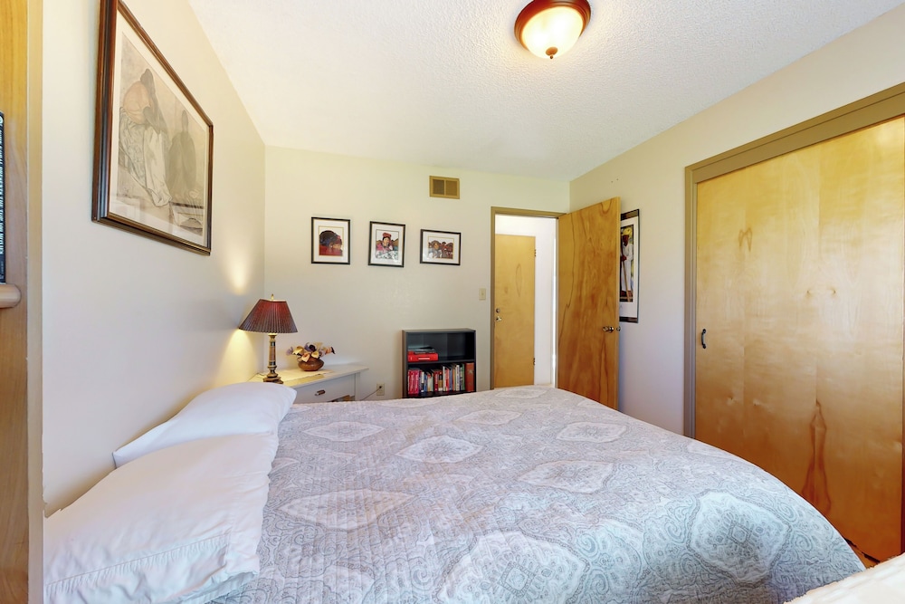 4BR Sierras-view Home w/ Pool & A/C - Dogs OK