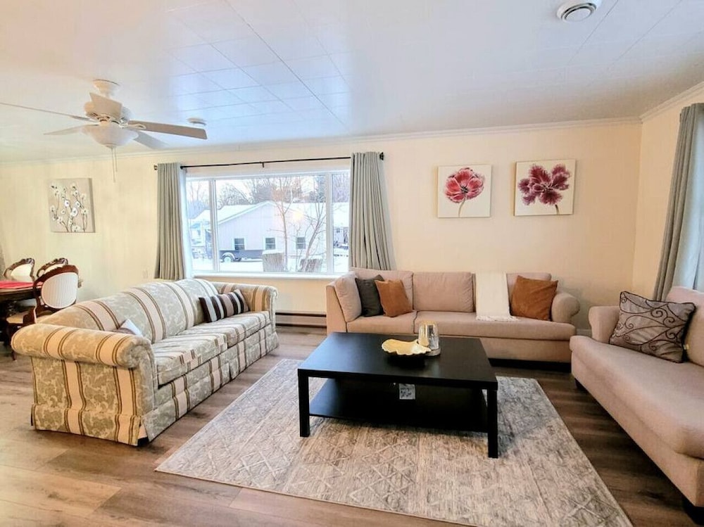 Pines Bay Waterfront Cottage With Hot tub